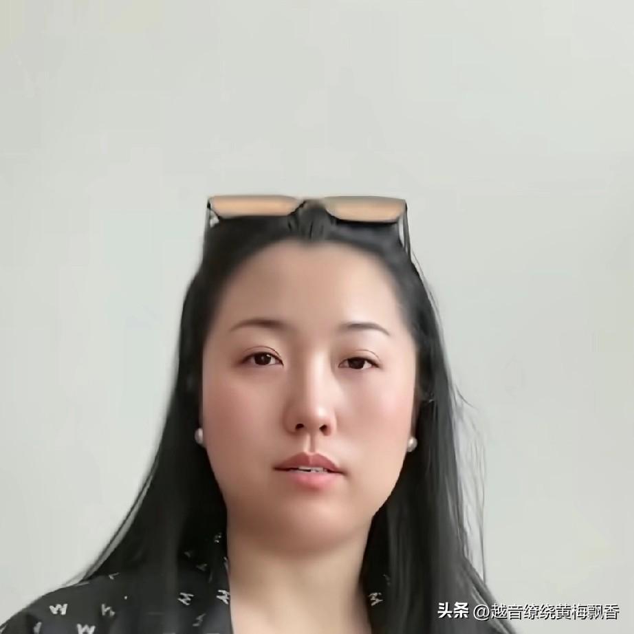 球球的保姆刘双也开启直播了，当粉丝问她的工资有一万吗？她没有正面回答粉丝的问题，