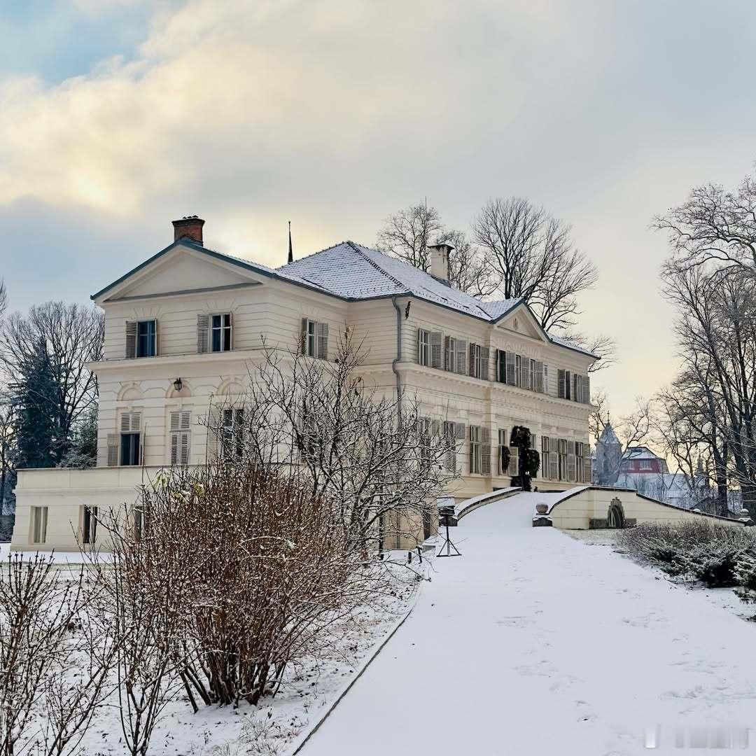 罗马尼亚王室 罗马尼亚公主索菲娅在家族城堡分享2025年的第一场冬雪。❄❄❄世界