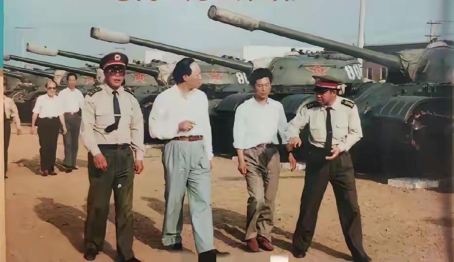 80 年代，毛主席特型演员古月慰问坦克五师官兵的一幕，当时战士们以为是毛主席，激