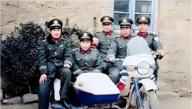 1987年河南大巴遭密集扫射，车身布满弹孔，抓捕凶徒过后，十七名乘客只剩五人幸存