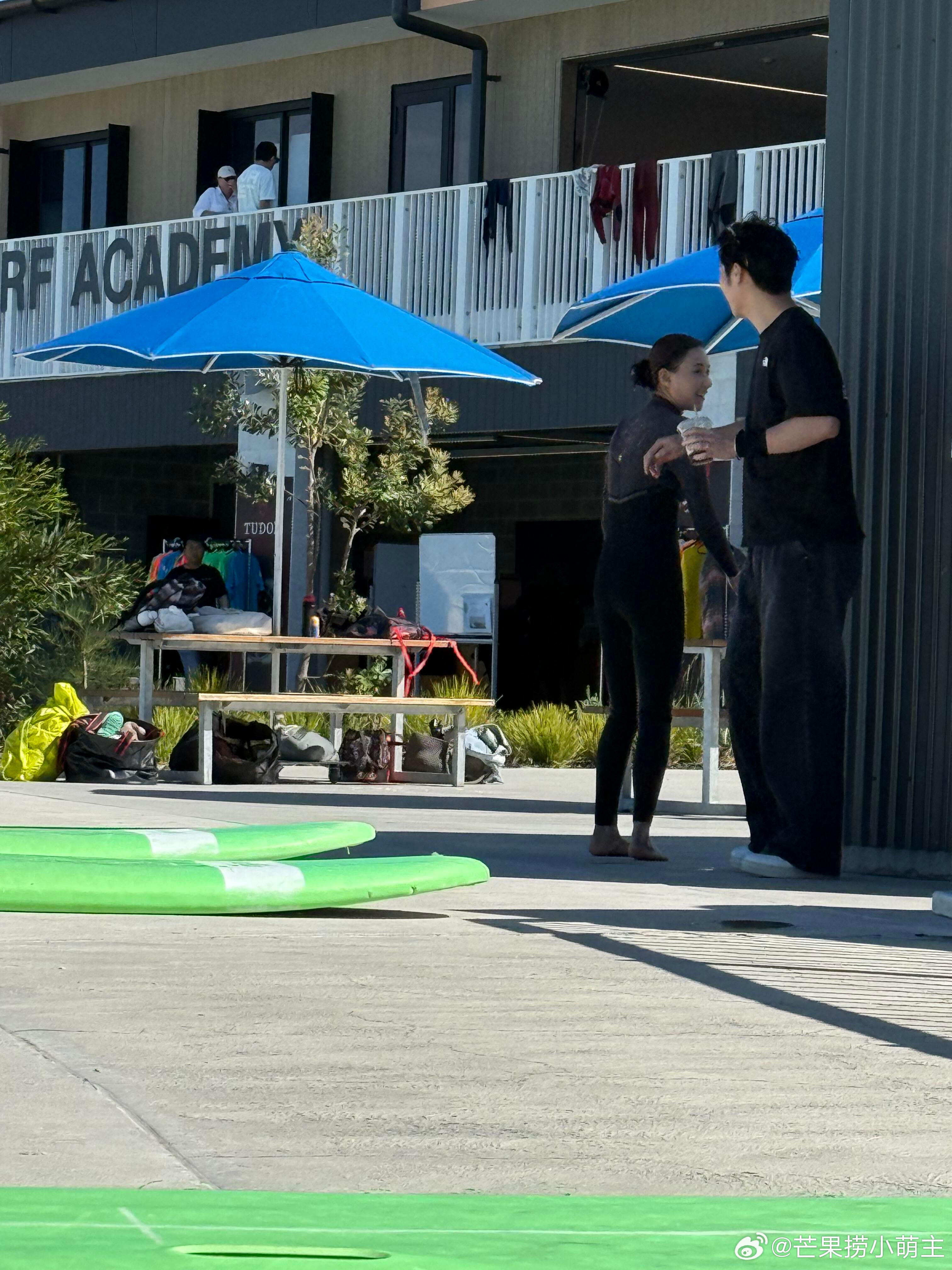 窦骁何超莲婚变风波后首同框窦骁何超莲澳洲度假 窦骁何超莲婚变风波后首同框，两人合