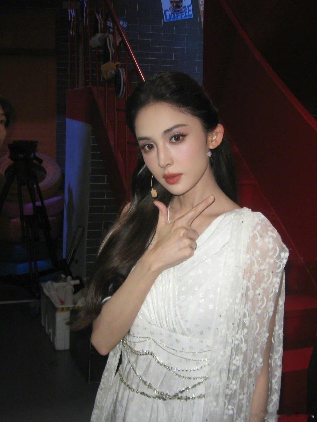 16岁的娜扎 清纯感天花板非她莫属！16 岁的模样嫩到发光，天生丽质的甜妹，颜值