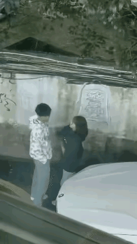 小伙子，你这是犯了多大错啊？姑娘，你累吗？兄弟你真爷们 小伙儿很酷 小伙子的胸怀