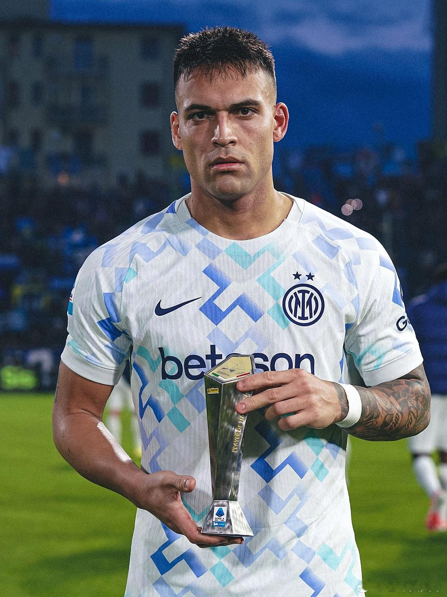 劳塔罗梅开二度拿到本场最佳球员国际米兰意甲劳塔罗