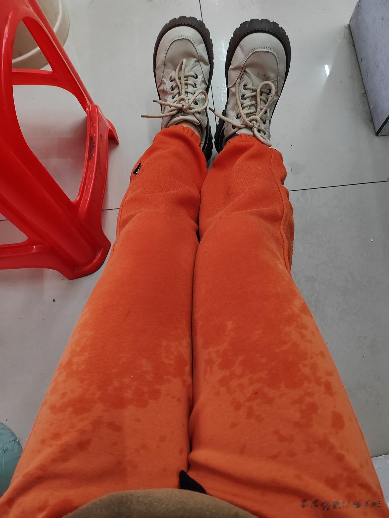 今天上班裤子打湿透了，尝试着让黑皮送裤子来，结果还是有点意外！

昨天半夜2：3