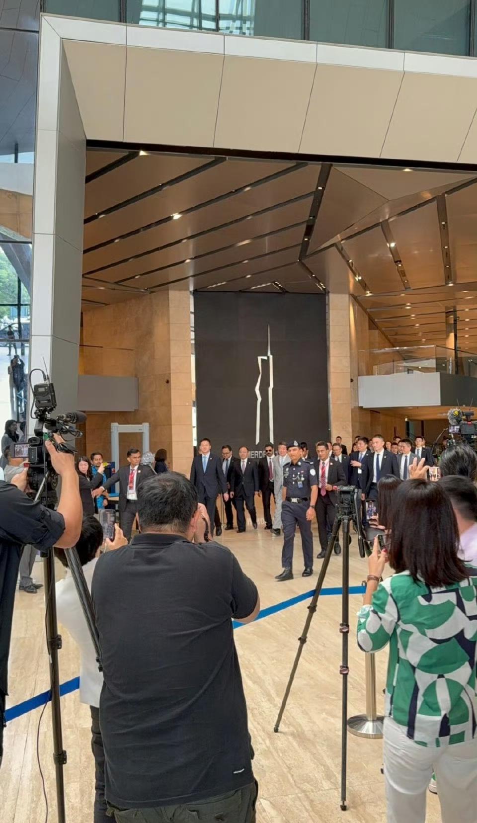 中美在马来西亚经贸磋商
上午会谈结束，中国代表团去吃午饭。 ​​​
我方代表看起