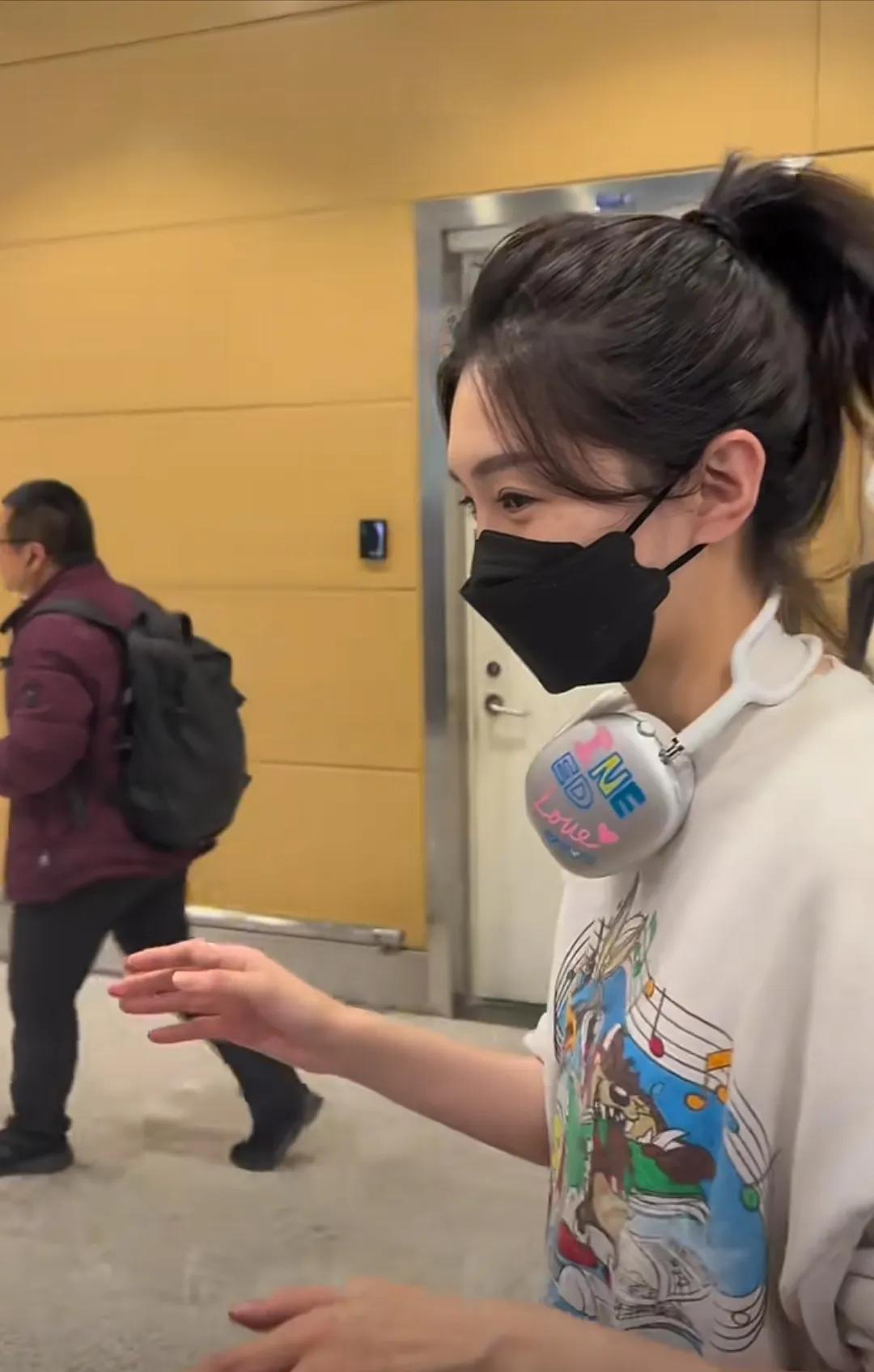 厦门机场看到了江疏影，她这身穿搭好可爱呀，马尾➕白色卫衣➕耳机，简约时尚又随性
