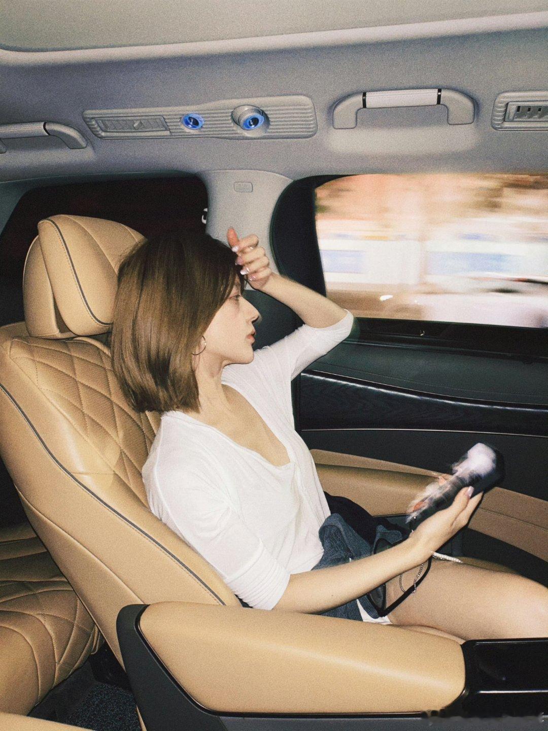 #赵露思棕色齐肩短发#可塑性好强呀！ ​​​