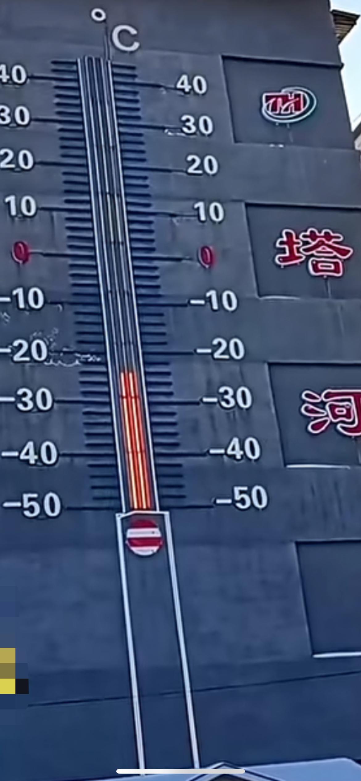 3月7日，黑龙江塔河县低温，早市商贩冬天穿啥现在仍需穿啥，塔河每年9月下旬就供暖