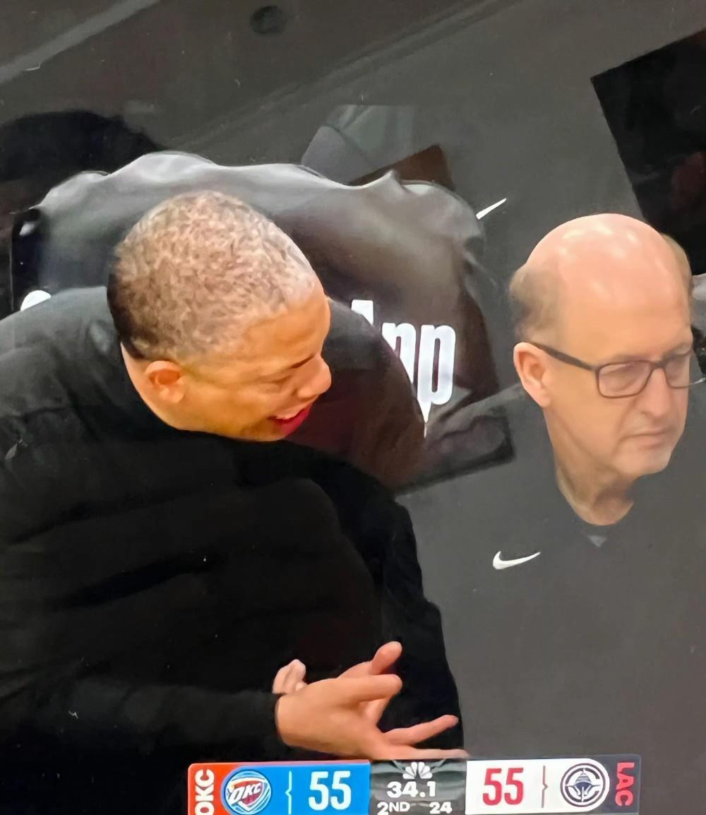 哈登和伦纳德的缺阵，让快船队这艘刚启航的航母立刻陷入了迷雾。

这场突如其来的变