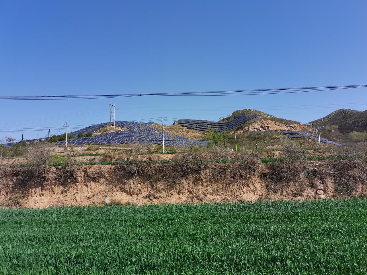 满山遍野的
光伏板
在邢台固坡线沿途
东坚固村附近
一边是大沙河美丽的风光
一边