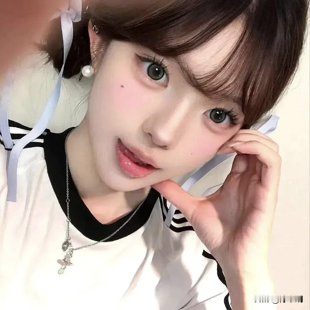 星眸剪水漾清光，软发垂丝缀浅霜。
笑靥轻扬唇带露，一颦皆是少年芳。