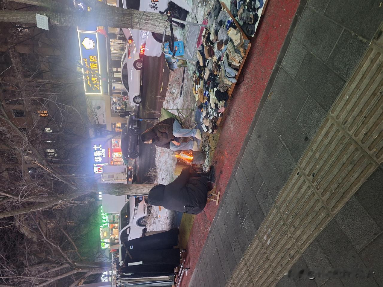 零下十几度，路边摊贩要共享火炉，否则扛不住啊