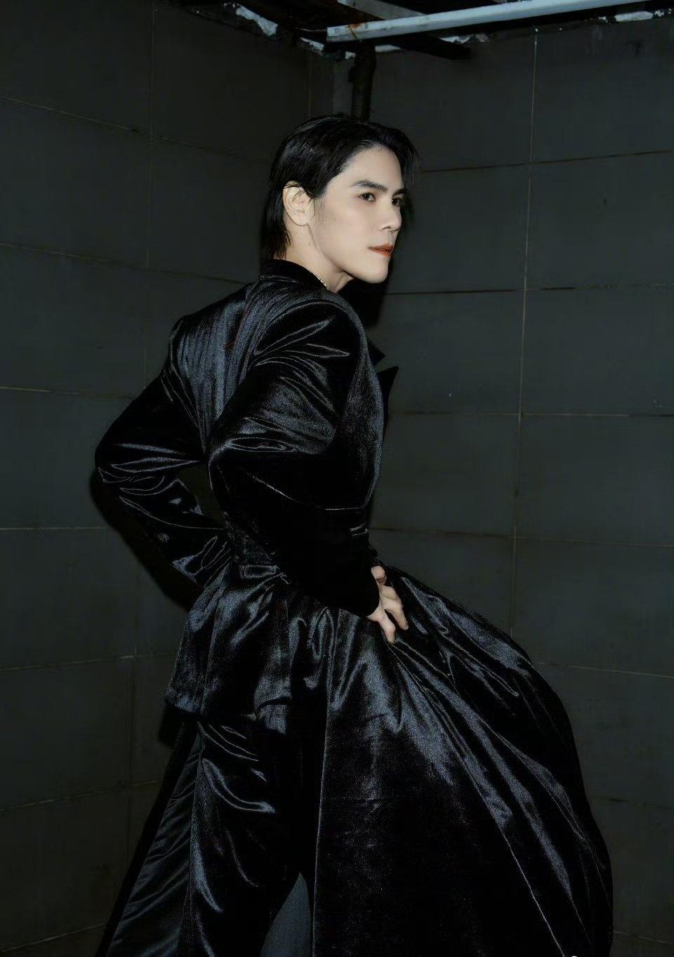 真的跟不上向佐的时尚节奏 他的穿搭风格越来越大胆 各种个性单品混搭 完全跳出了常