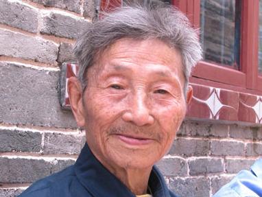 1979年 ，一位老人为了证明自己是老红军，不顾危险在北京拦下一辆军官的车，眼看