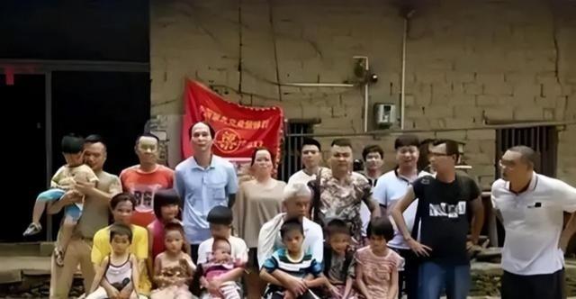 广西第一猛男！1994年，49岁梁二将19岁女工友带回村，随后两人开始疯狂造人，