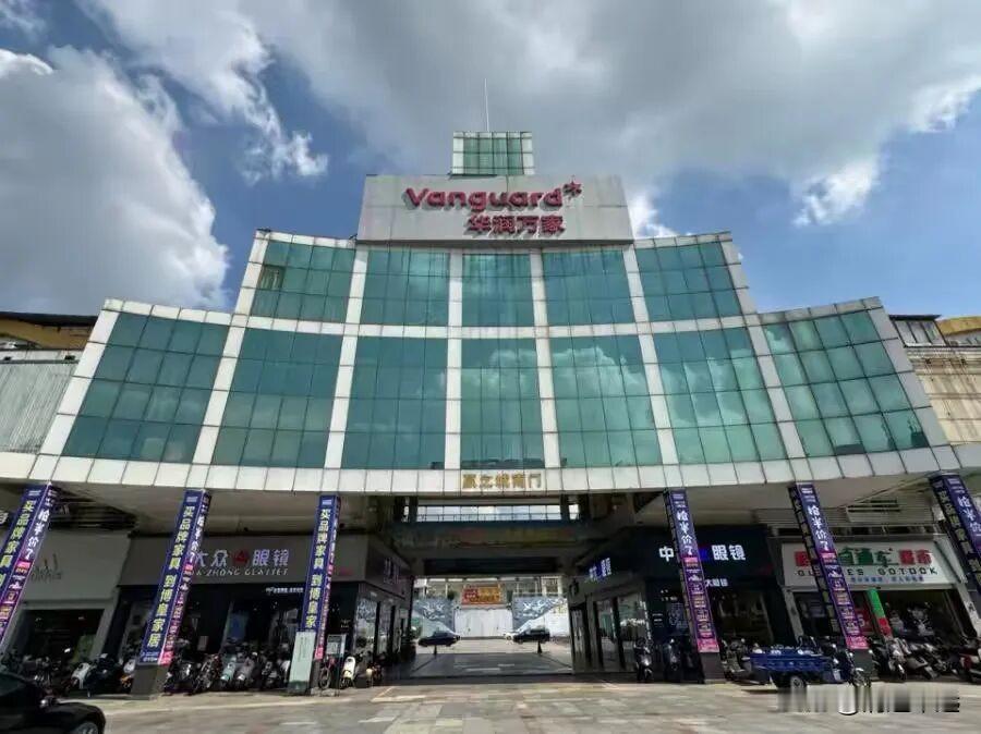 清远两大商圈两个不同场景：赢之城超市华润万家撤场，中环广场鹏润超市开业！据悉，华