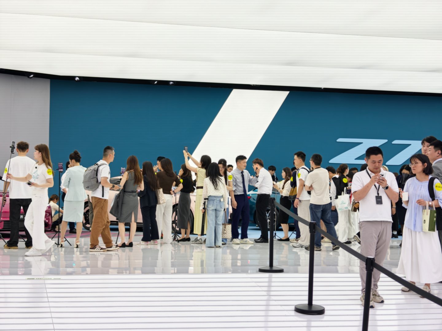 尚界Z7的展台人山人海，明显比前天多好多，此起彼伏的“这就是肖战代言的新车”。 