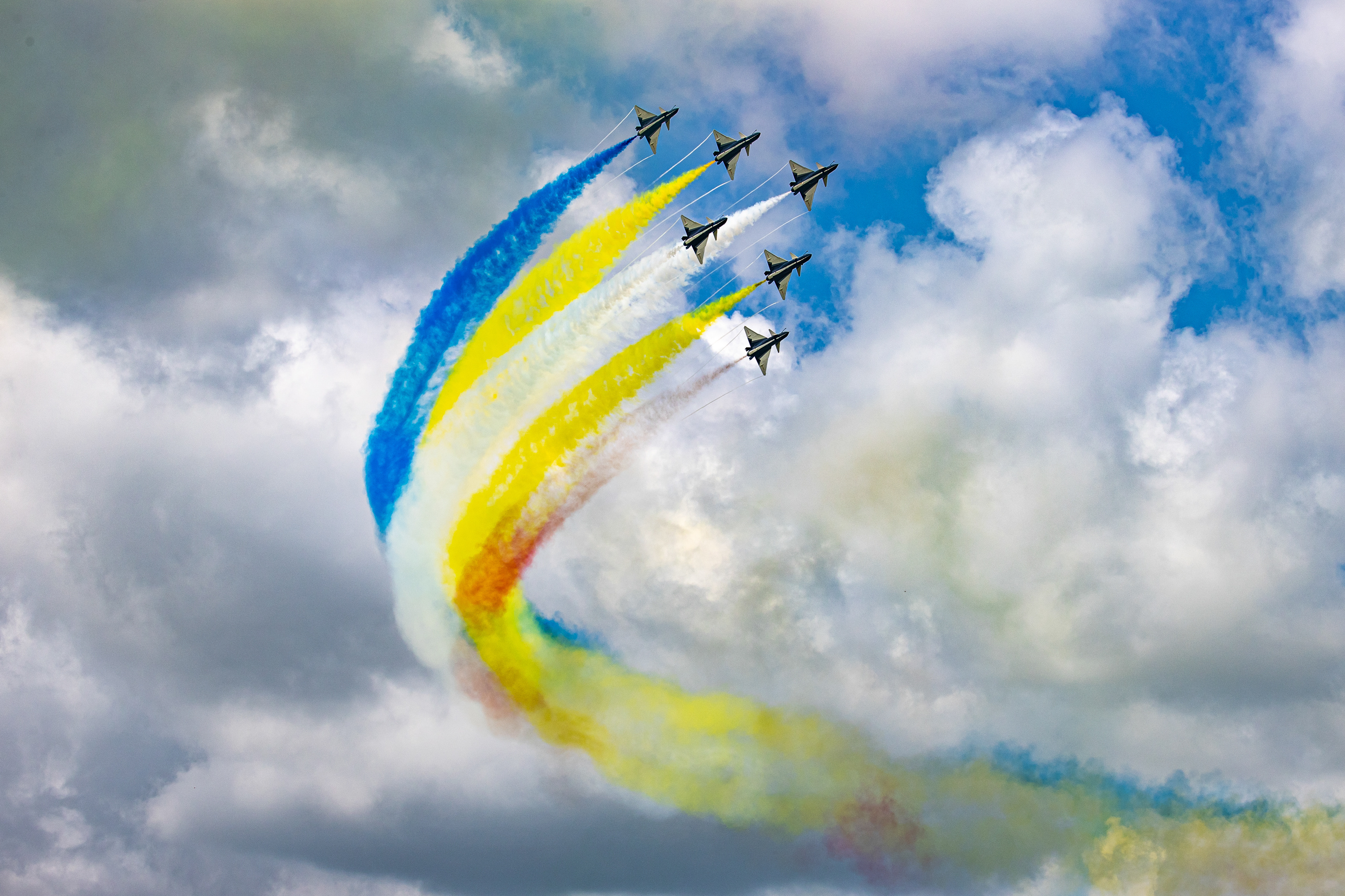 #航空新视野[超话]#  永远喜欢空军八一飞行表演队装备的歼-10战斗机，不管是