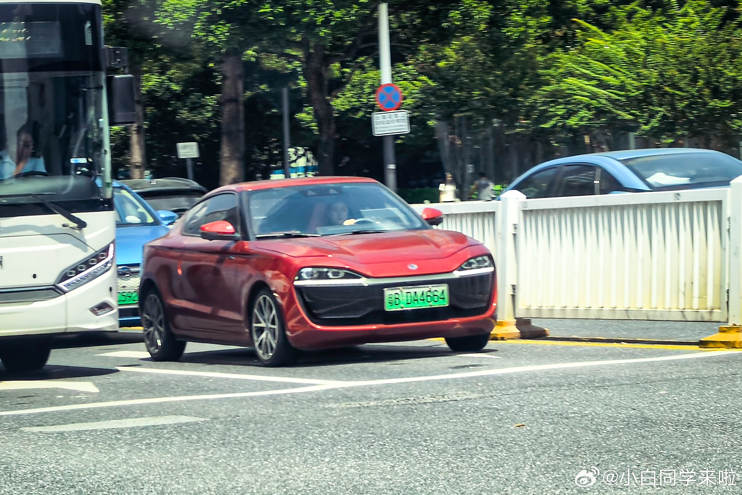 深圳街头真的是什么车型都能看到，零跑第一款车型 S01。在零跑第一台车型是这个的