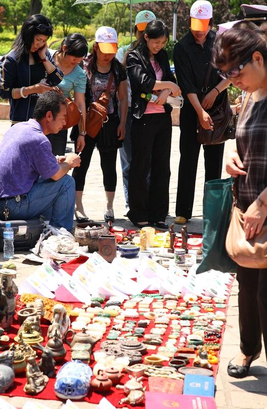 媒体评捐赠藏品现身拍卖市场既然是赝品，买来几千块，拍卖价高达几千万，这里面的猫腻