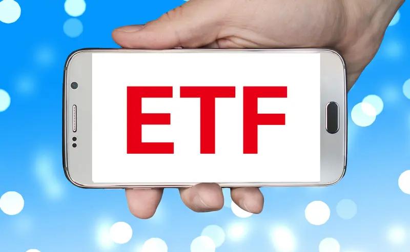 预测和分析ETF未来走势，需从多方面着手。
首先要看基本面，例如跟踪指数的成分股