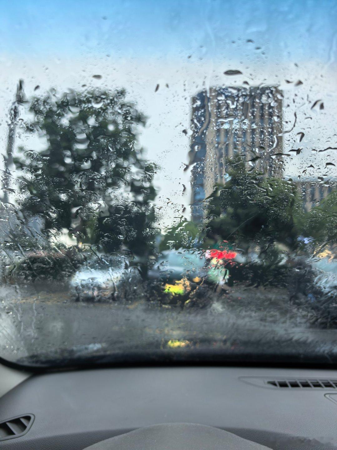 这天气也是没谁了，就上下班下大雨