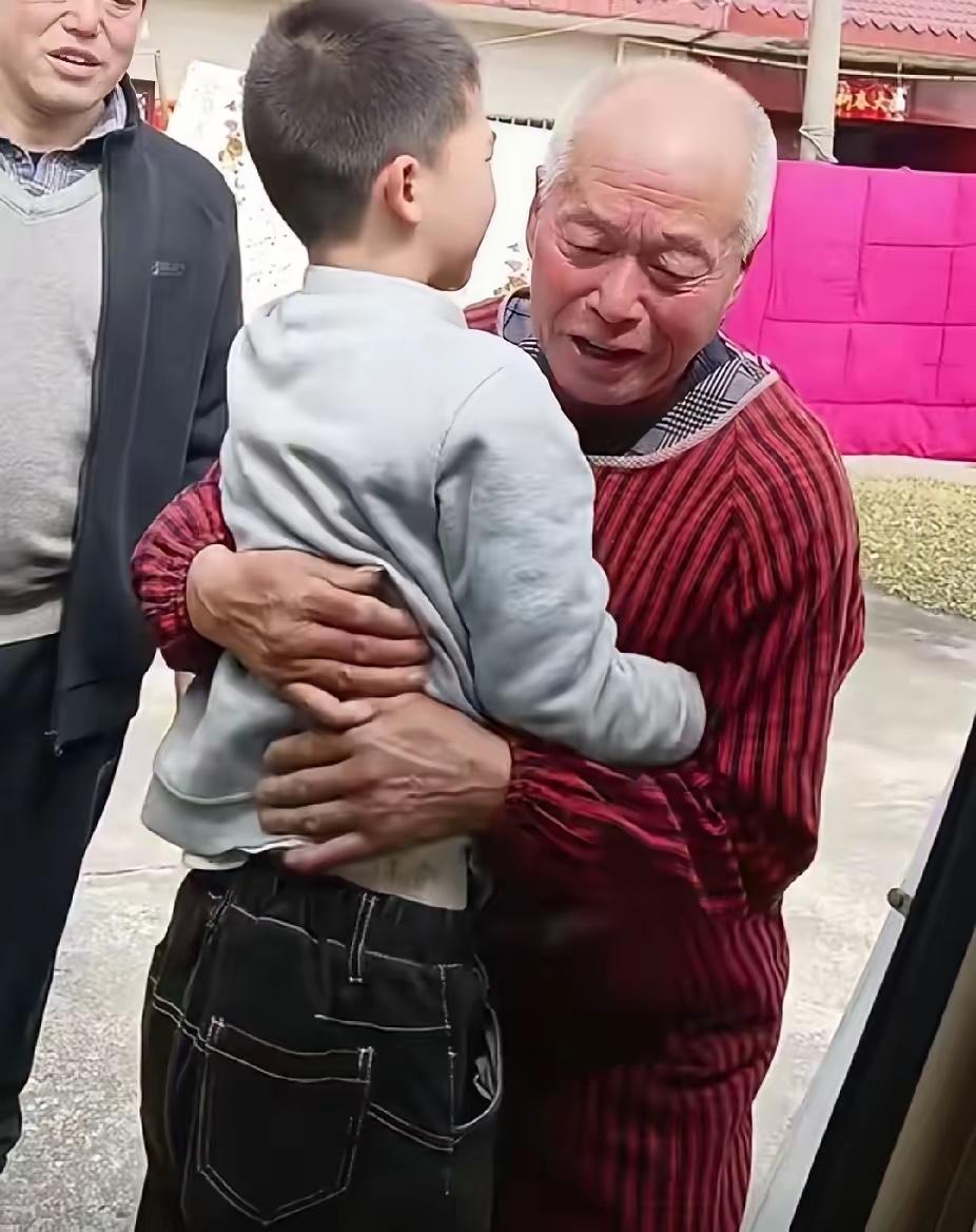 坐在车上的小男孩，突然拉开车门向路边站着的白发老人跑去，接下来的一幕，让孩子妈妈