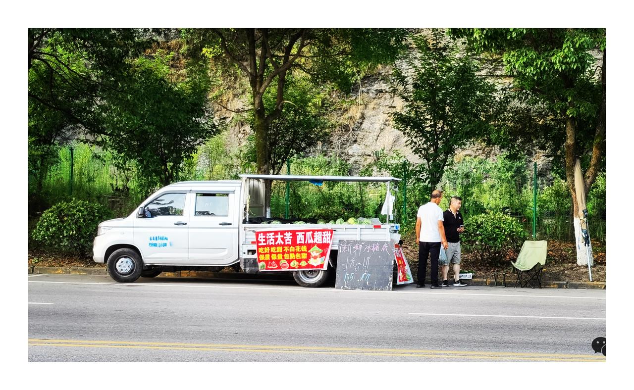 这个广告道出了卖瓜人的心声
文/周安
今早走步，在石咀子公路边看到一个用汽车卖瓜