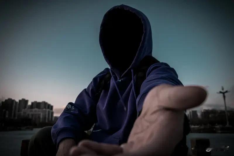 女子夜晚街头偶遇“无头人” 女子夜晚街头偶遇“无头人”，光是想想就足够惊悚。有个