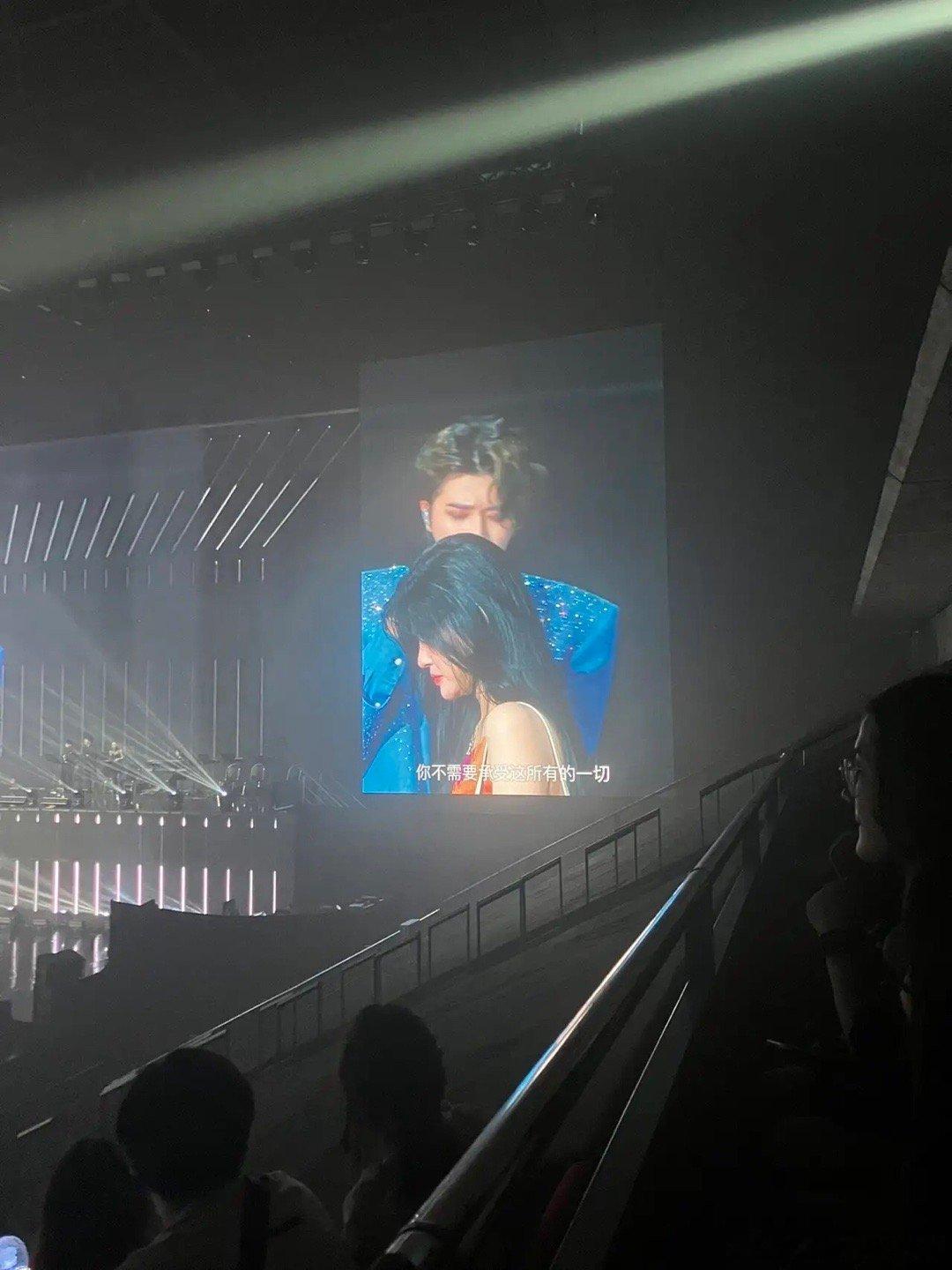 #蔡徐坤不用管我死活#摸脸，十指相扣，送熊，用粉丝手机自拍，当着粉丝的面躺下，在