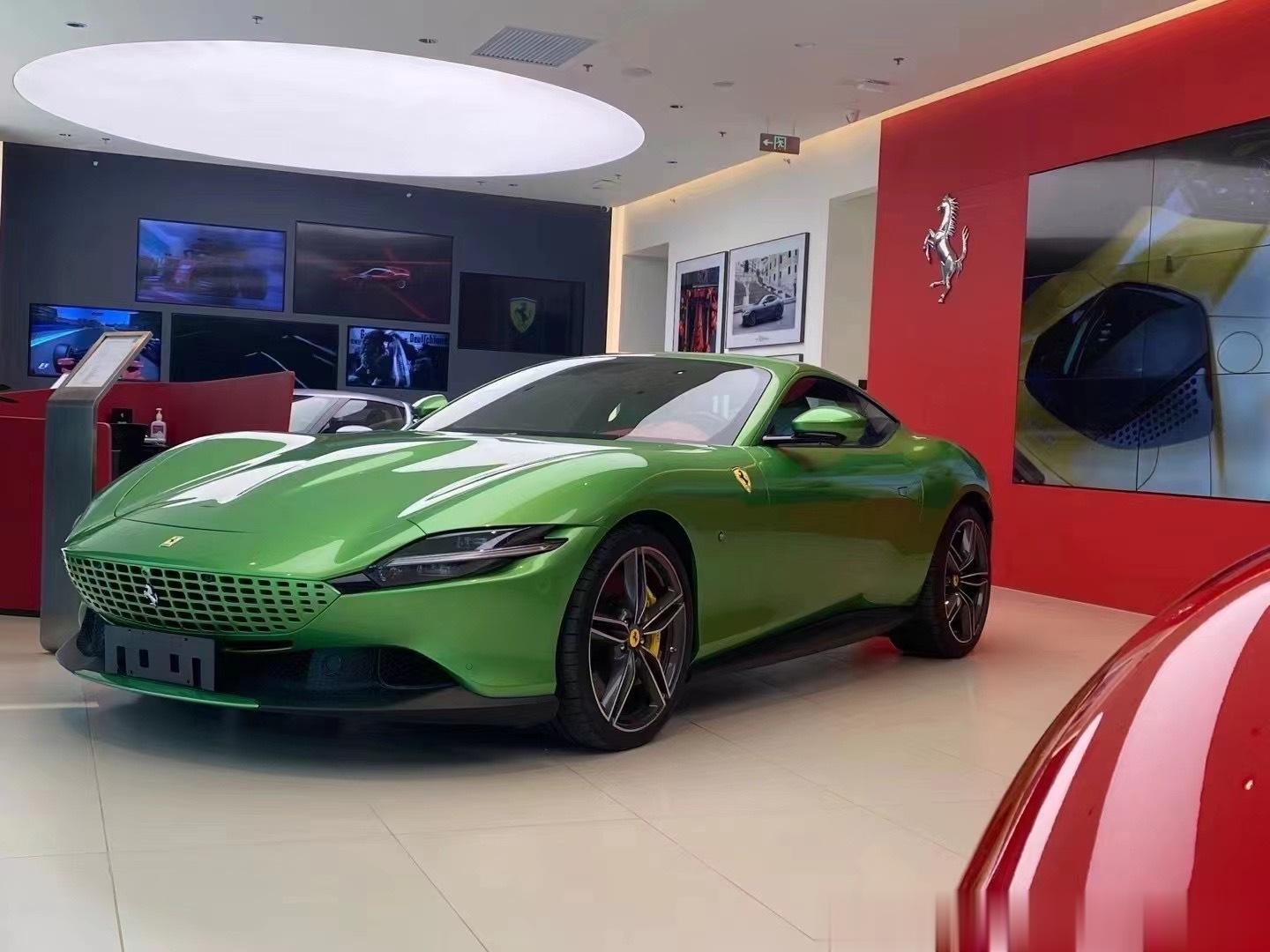 这台独一无二配色的法拉利Roma 、目前好像还是在售状态。给喜欢的车友一个机会[