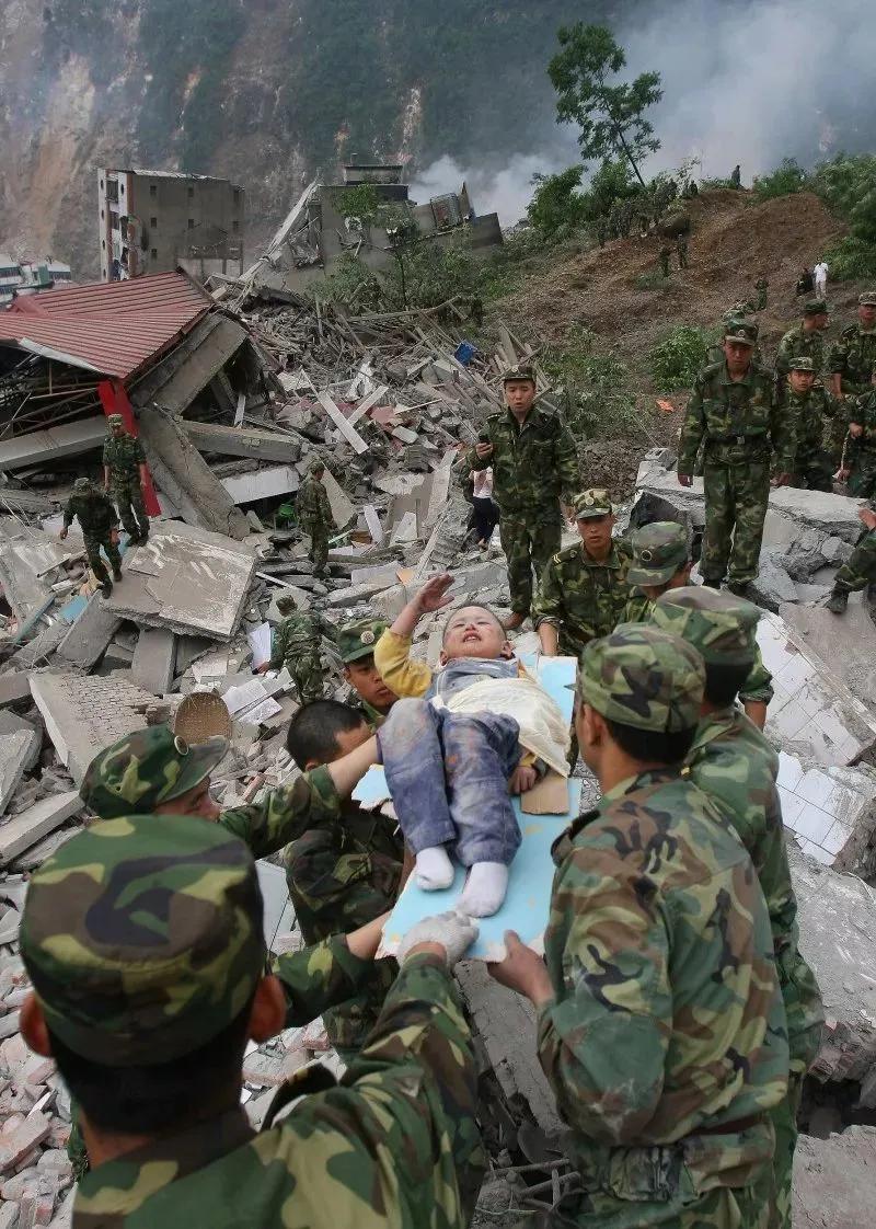 大家还记得这张汶川大地震中3岁小郎铮的敬礼照片吗，今年他参加高考了，他的成绩和填