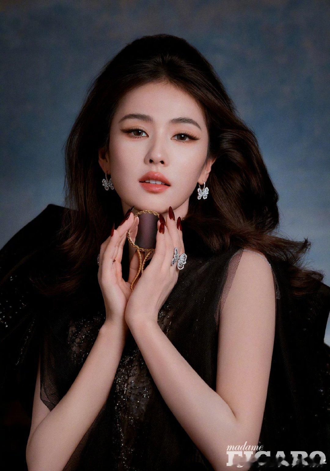 李晨特意给白鹿挑选的小包 白鹿李晨关系很好 李晨特意为白鹿挑选了菠萝小包，见面送