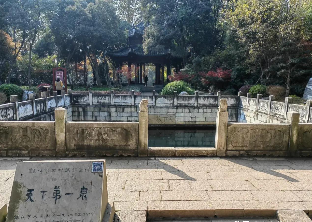 江苏镇江中冷泉也号称“天下第一泉”，但是，就这一滩绿水的池子？根本比不上济南的趵