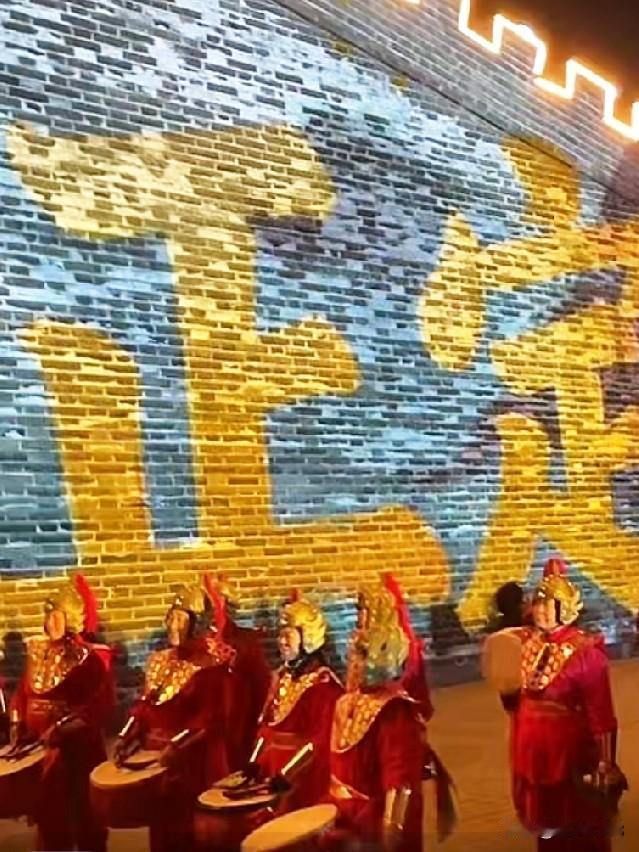 今天的跨年你来了吗？
正定南门的跨年盛典，
人山人海锣鼓声喧天。

美丽漂亮的灯