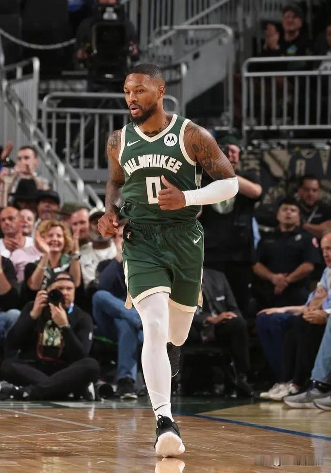 据NBA非著名跟队记者夏尔·胡勒报道，被密尔沃基雄鹿买断的75大现役球星达米安·