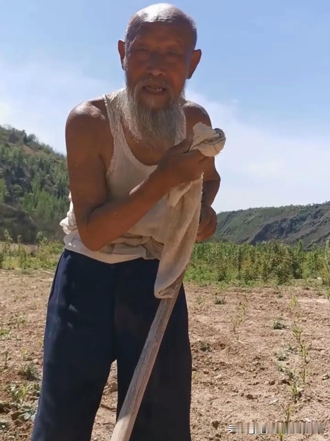 建议将城乡居民基础养老金改称生活补贴
 
我就直说了：每月两百块的城乡居民基础养