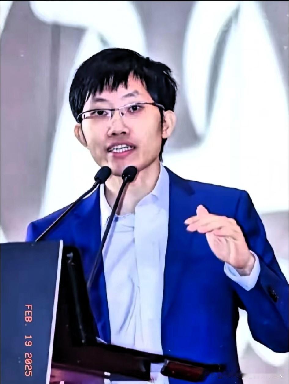 一觉醒来，梁文峰又一次创了世界纪录

梁文锋与他的DeepSeek-R1推理模型