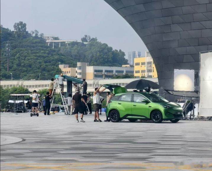 有网友拍到正在拍摄宣传物料的比亚迪新海鸥看这背景正在搭建的闪充T字架……新海鸥真