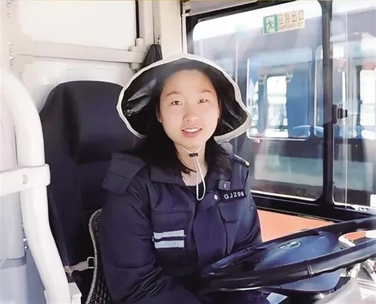 96后姑娘藏起锋芒！一车乘客在前，她转身冲进滚滚浓烟
 
文淮萱，女，汉族，19
