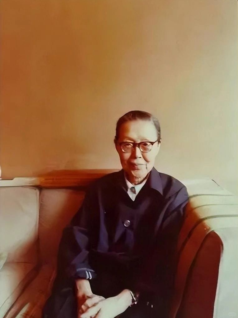 1979年，远在美国的张爱玲得知78岁的姑姑张茂渊结婚的消息时，泪流满面。因为她...