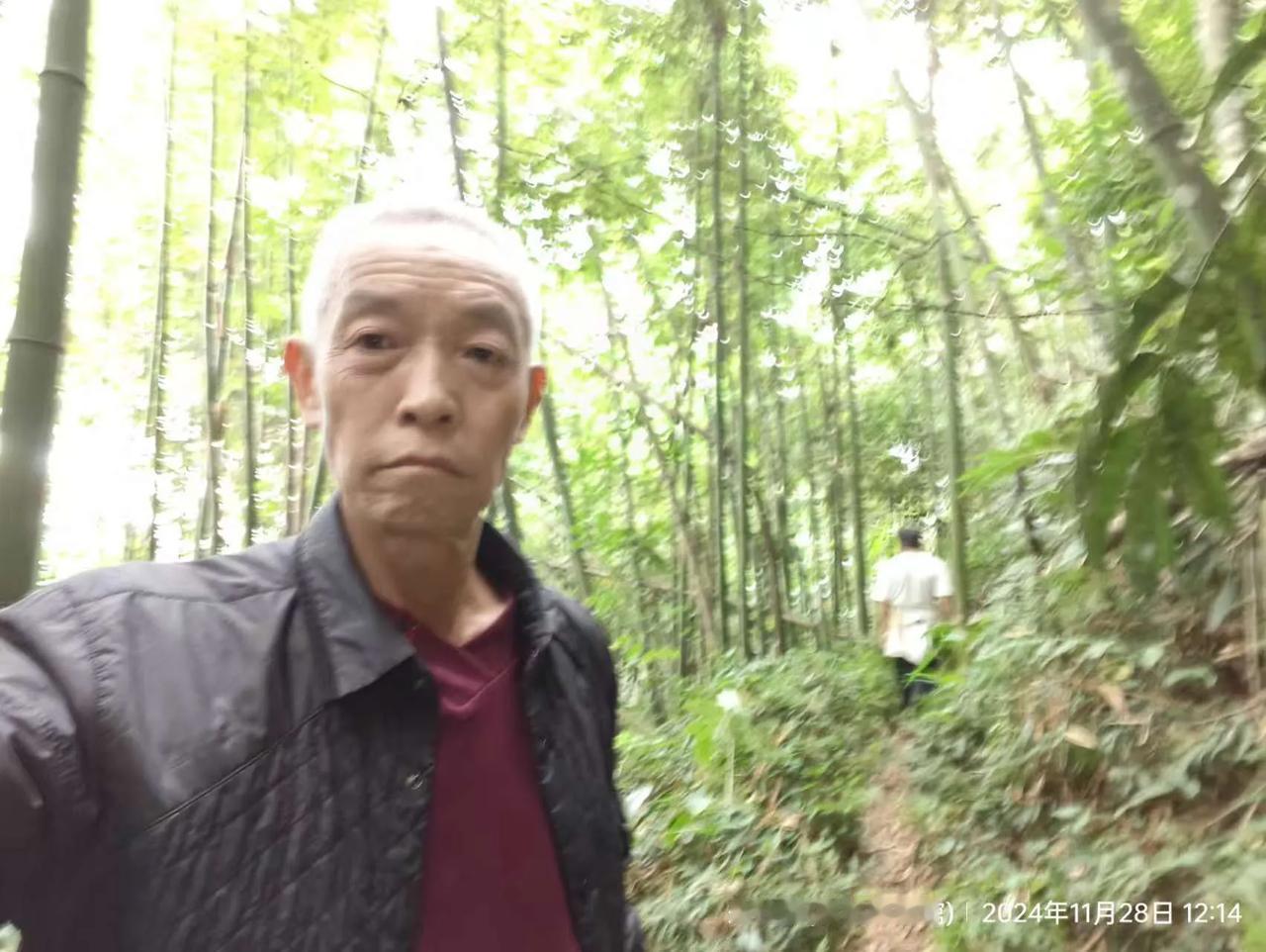 原麻栗坡老山爱心志愿者协会会长朱效悯受邀于11月28—29日请越南导游和翻译，寻