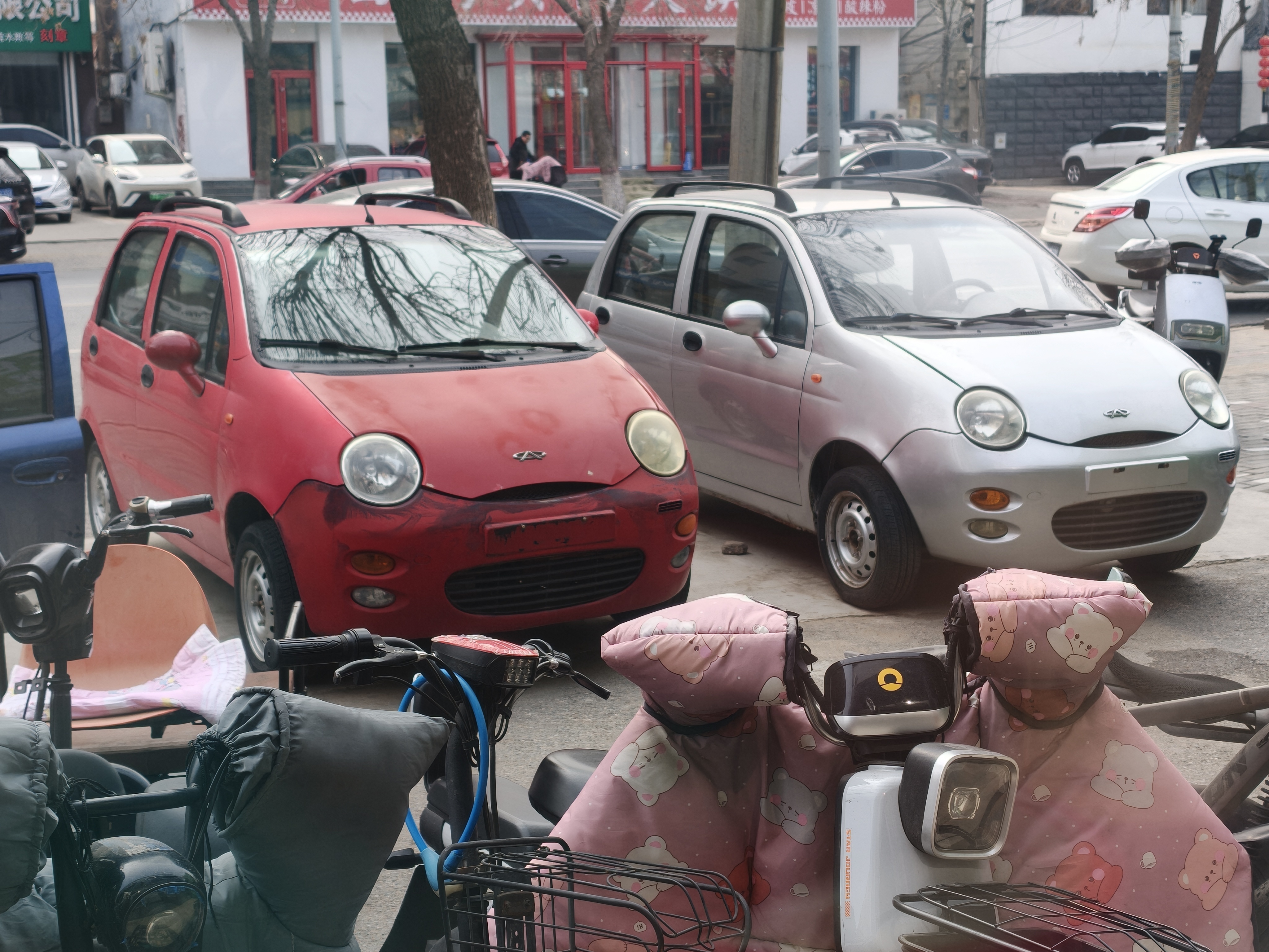 现在路上好多电动QQ，也不上牌照，就当老头乐乱开 