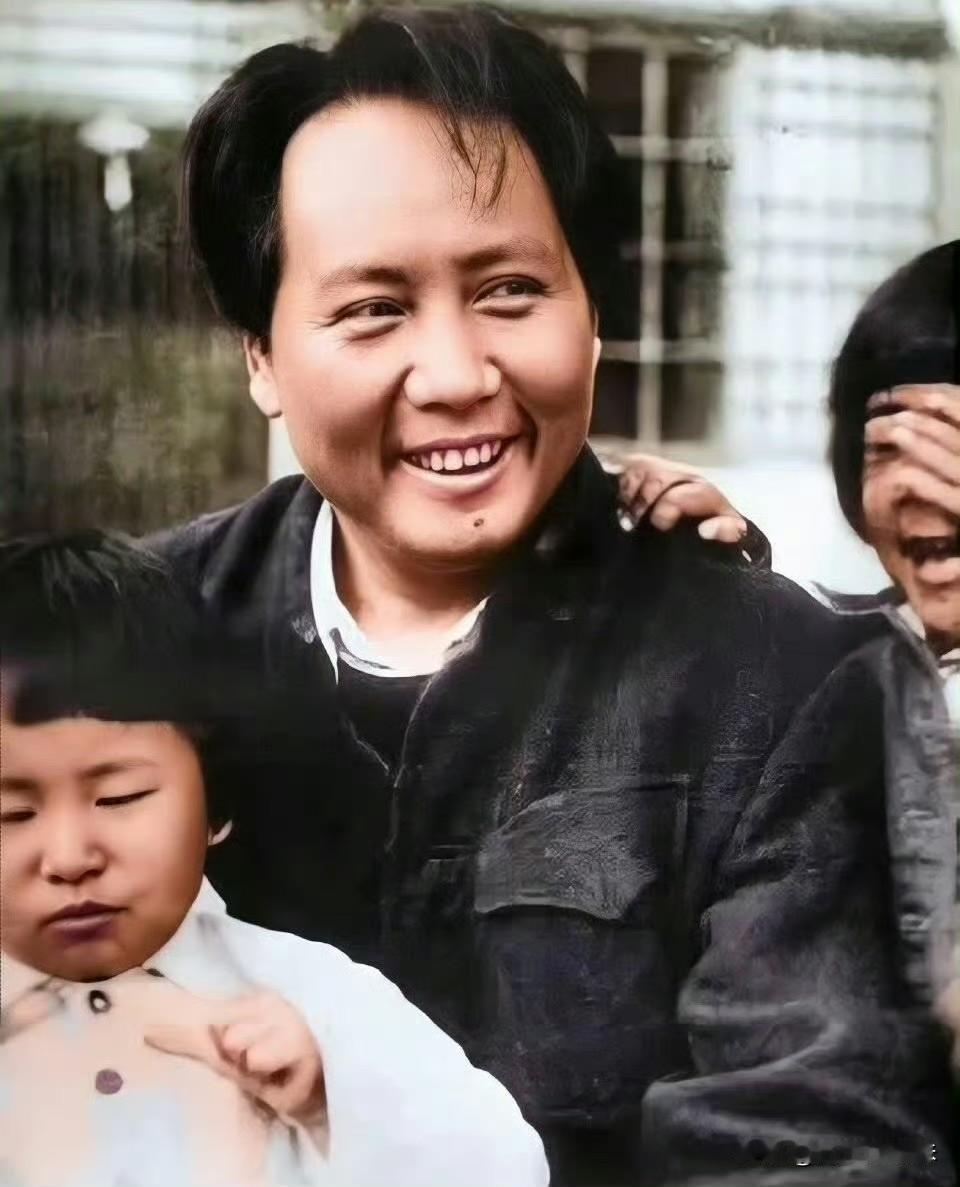翻看教员早期文稿，他26岁那年，就已经是很厉害的职业革命家了，他仅用一支笔，就把
