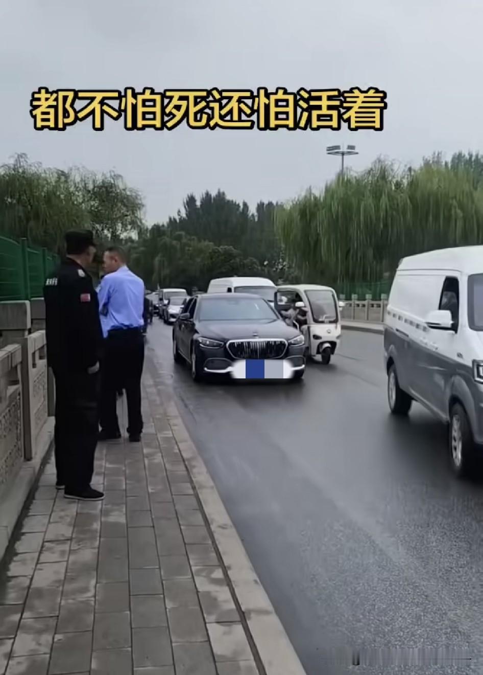 今天看到有人在汉城湖跳湖了，而且还开了一辆豪车！
好多人去围观，这是有多大的坎，
