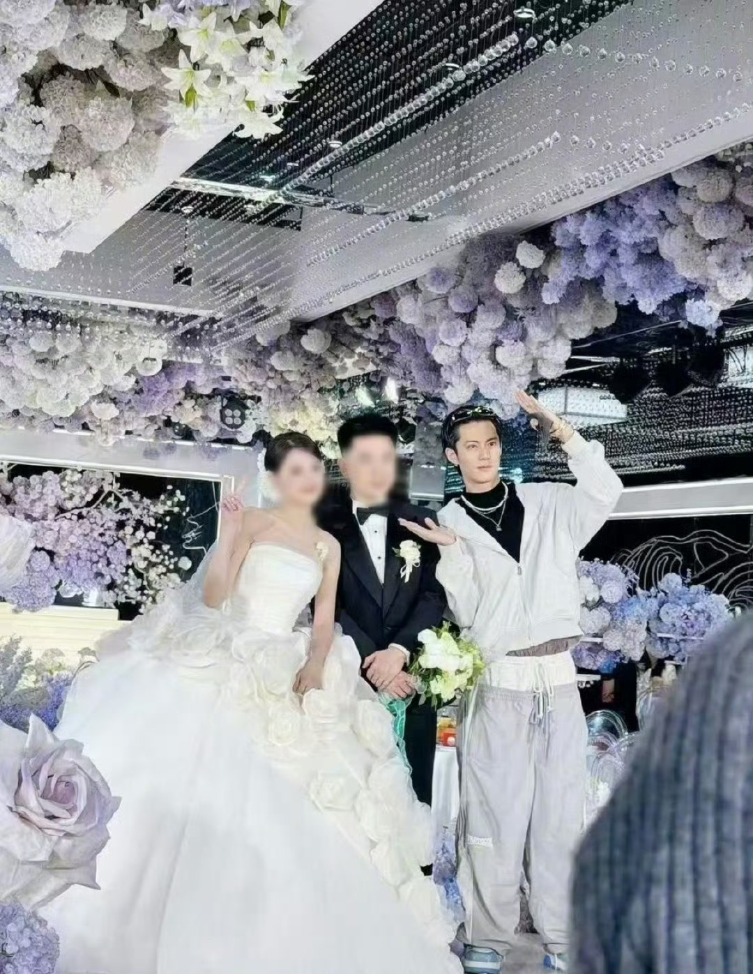 王鹤棣去参加发小婚礼了！好松弛看起来关系很好[期待] ​​​