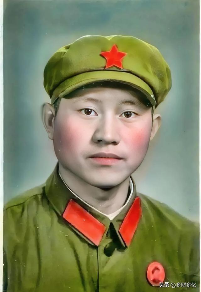 唐山大地震前夜，一名报务员亲眼见到的种种反常
 
1976年唐山军部通讯连“报务