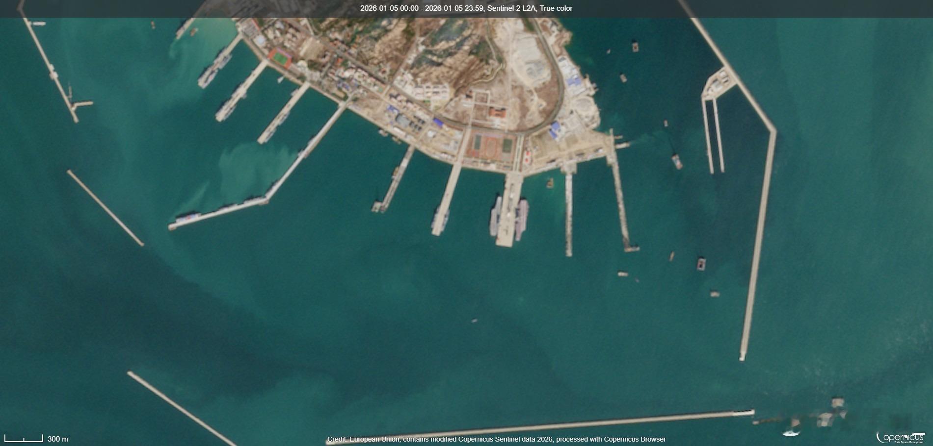 双舰继续同框福建舰辽宁舰