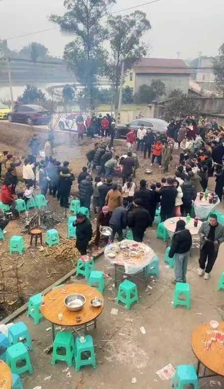 人能闯多大祸？
今天这个热点新闻真的让人笑死！

这个小姑娘家准备宰年猪，但是家